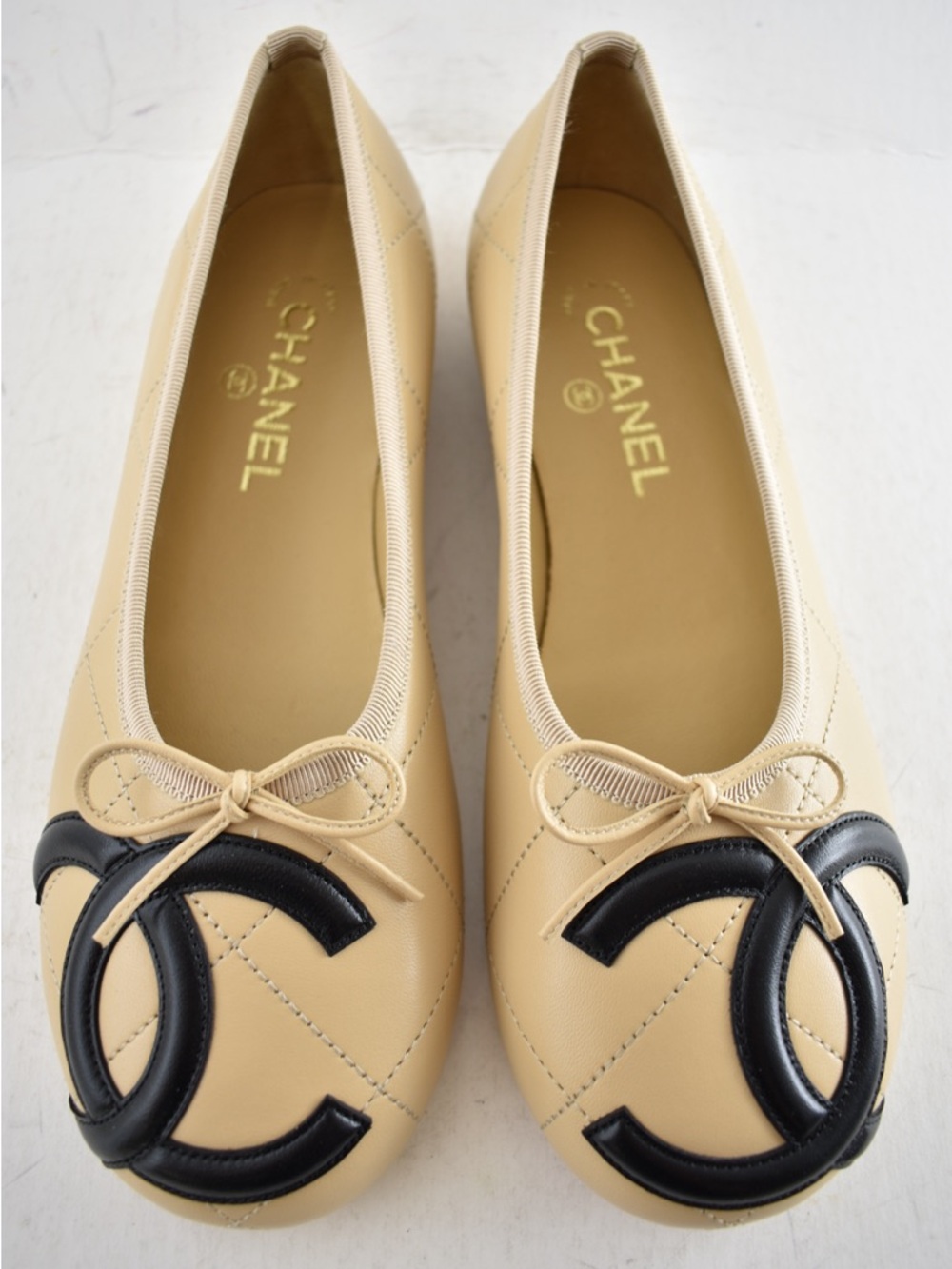 Chanel 26M Coco Beach Cambon Beige Black CC XL Logo Ballet Ballerina Flat 37 - Picture 3 of 16
